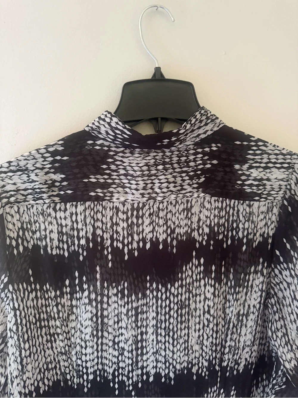 Banana Republic Black and White Patterned Lightweight Sheer Blouse size Large